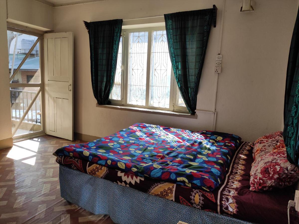 Laughing Buddha Guest House & Villa Kathmandu Buitenkant foto